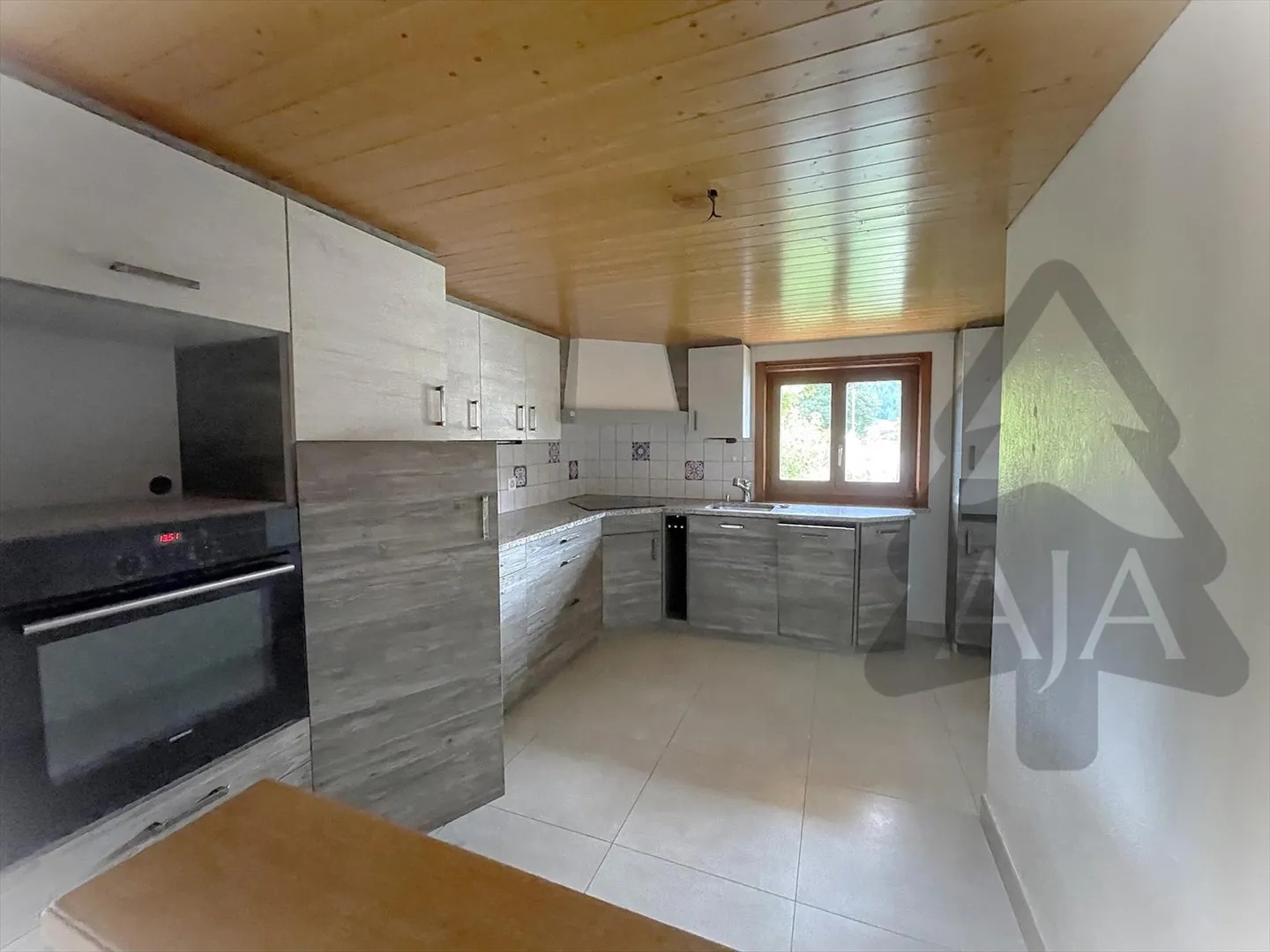 Couvet, bella casa unifamiliare con 4 appartamenti e giardini e terrazze nel centro-nord del villaggio - Foto 6 di 37