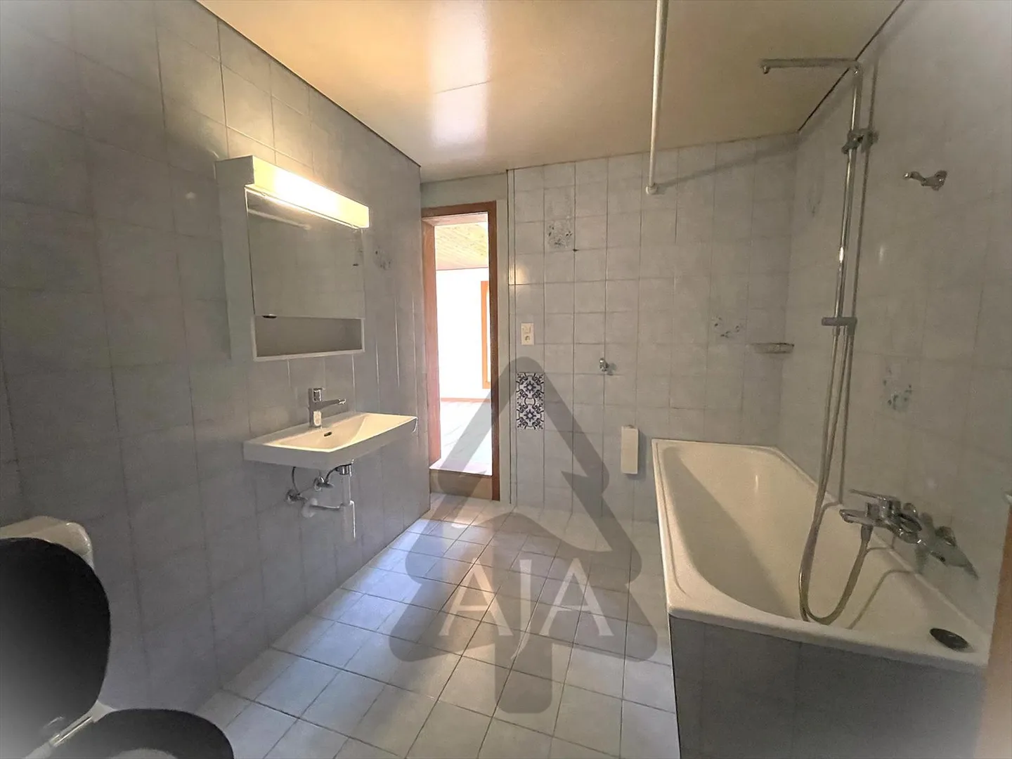 Couvet, bella casa unifamiliare con 4 appartamenti e giardini e terrazze nel centro-nord del villaggio - Foto 10 di 37