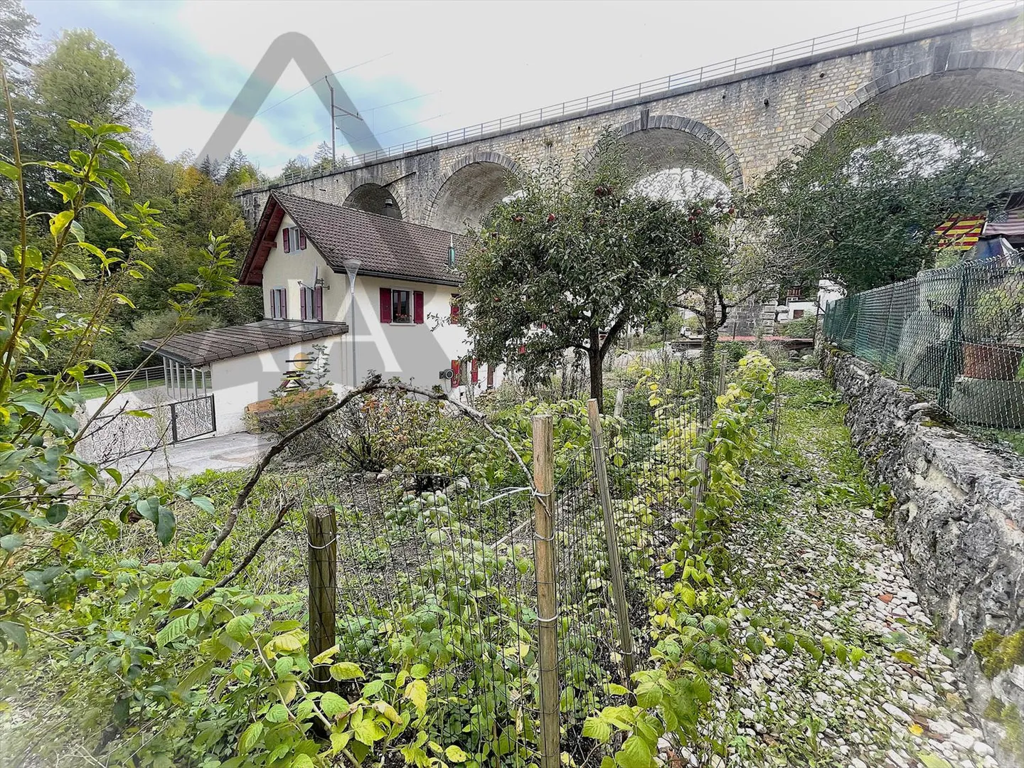 Couvet, bella casa unifamiliare con 4 appartamenti e giardini e terrazze nel centro-nord del villaggio - Foto 30 di 37