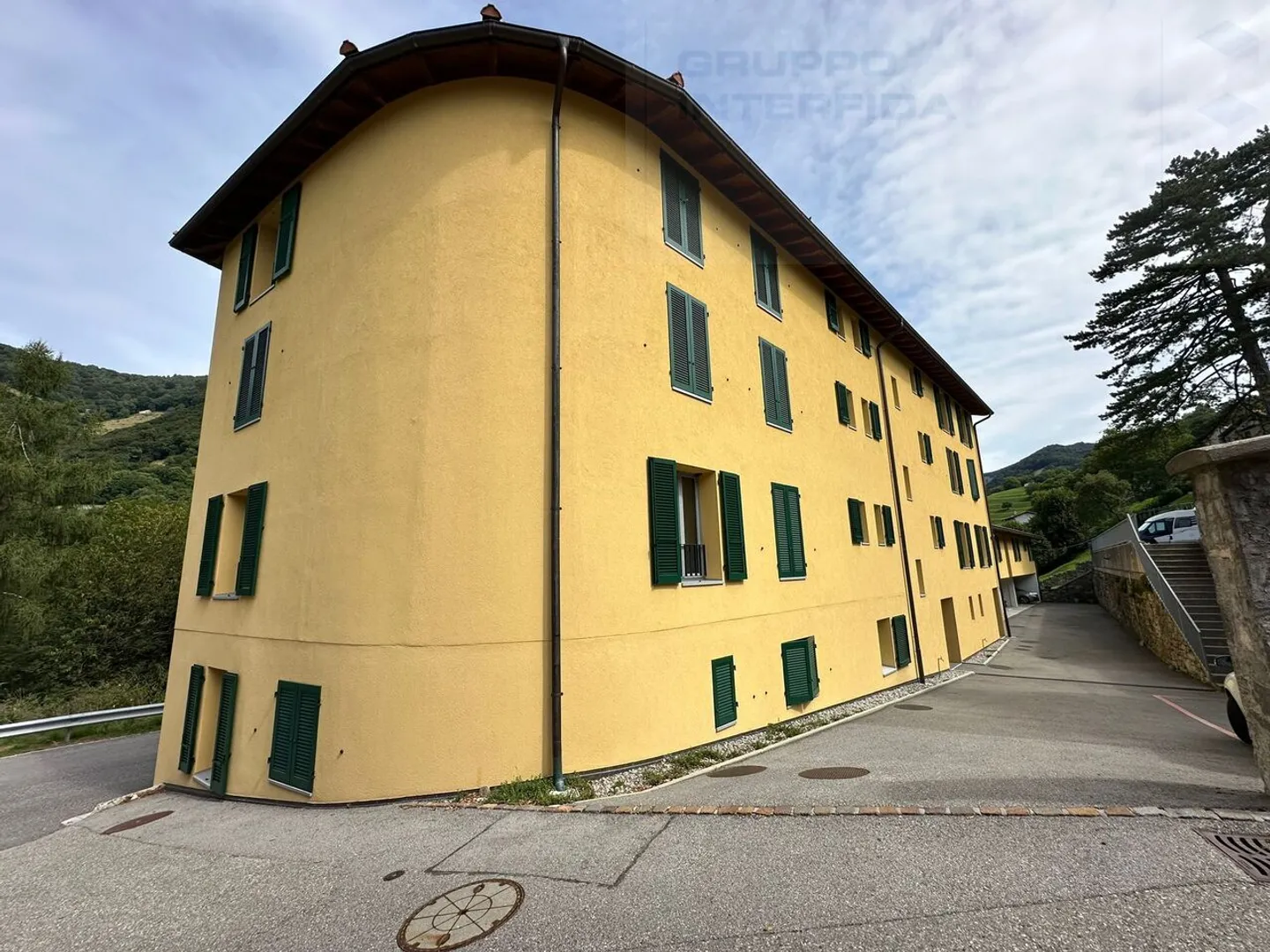 Moderno appartamento di 3,5 stanze all'ultimo piano con due posti auto - Foto 1 di 10