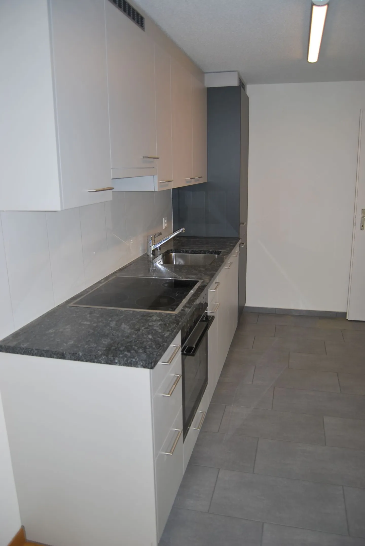 Appartamento elegante di 3.5 stanze in una posizione tranquilla con finiture di alta qualità - Foto 4 di 15