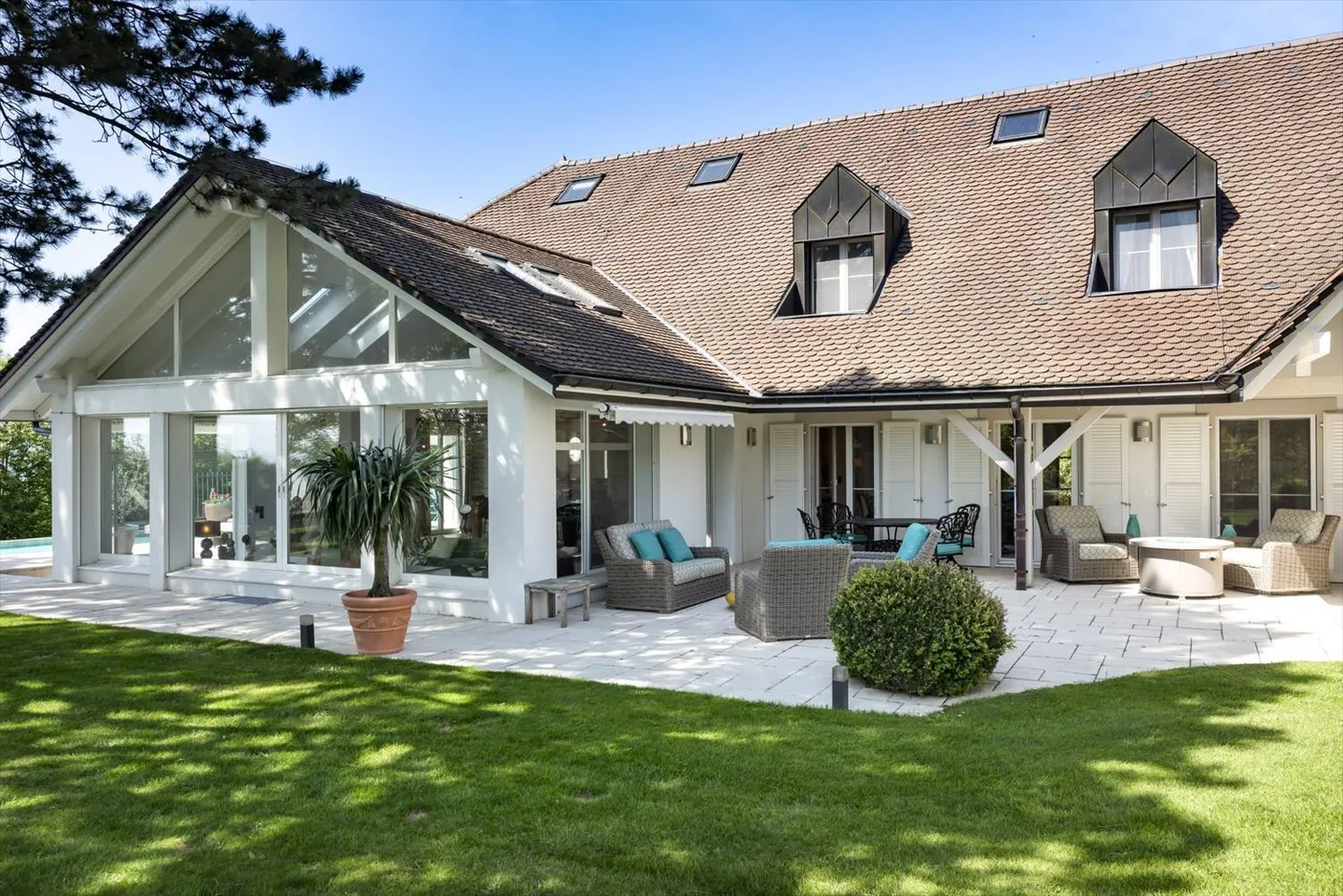 15 min from downtown Lausanne: In absolute calm, master house of 450 m² - Photo 2 of 13