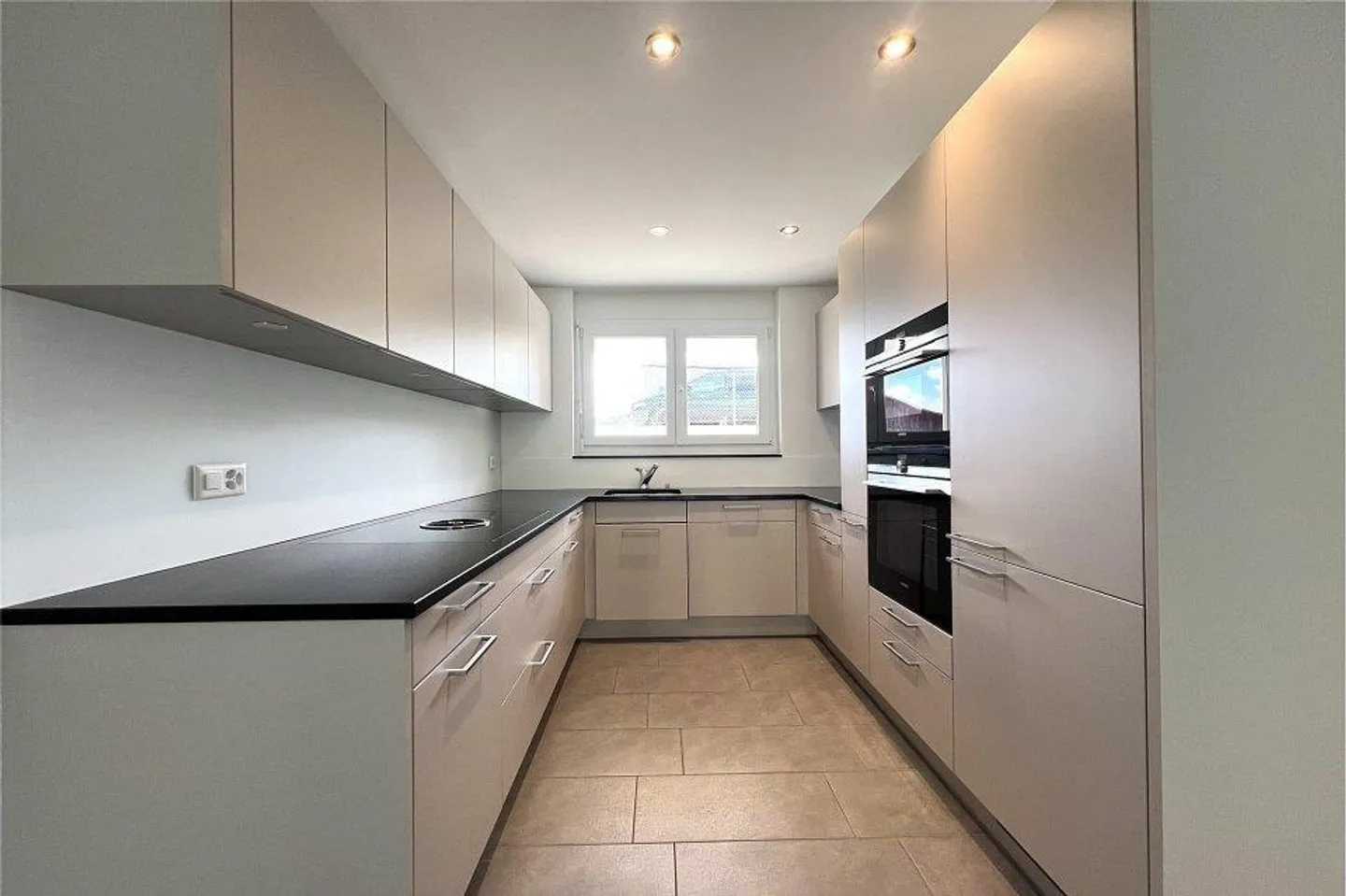 Moderna casa a schiera d'angolo in ottime condizioni - Foto 3 di 12