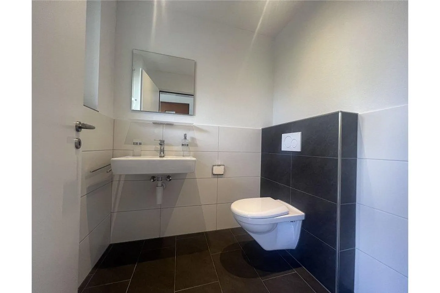 Moderna casa a schiera d'angolo in ottime condizioni - Foto 5 di 12