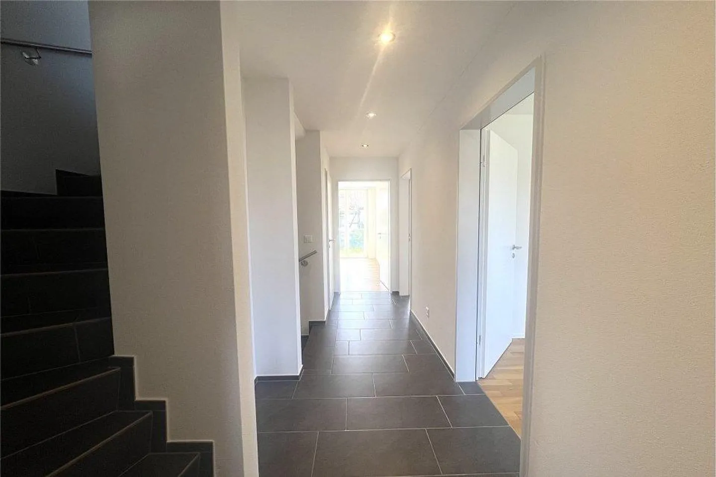 Moderna casa a schiera d'angolo in ottime condizioni - Foto 9 di 12