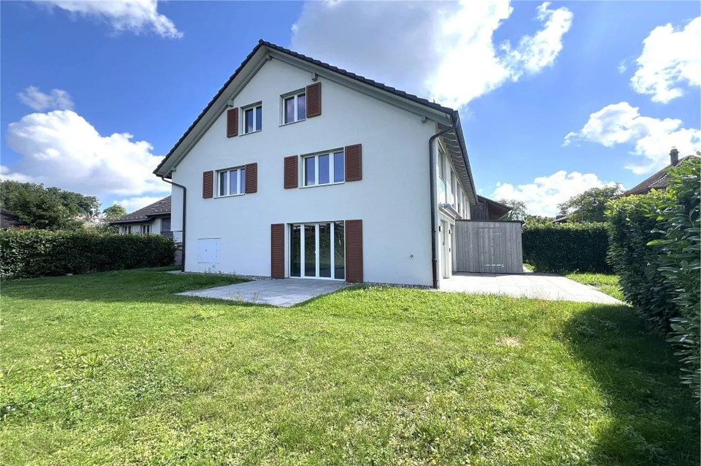 Moderna casa a schiera d'angolo in ottime condizioni - Foto 1 di 12
