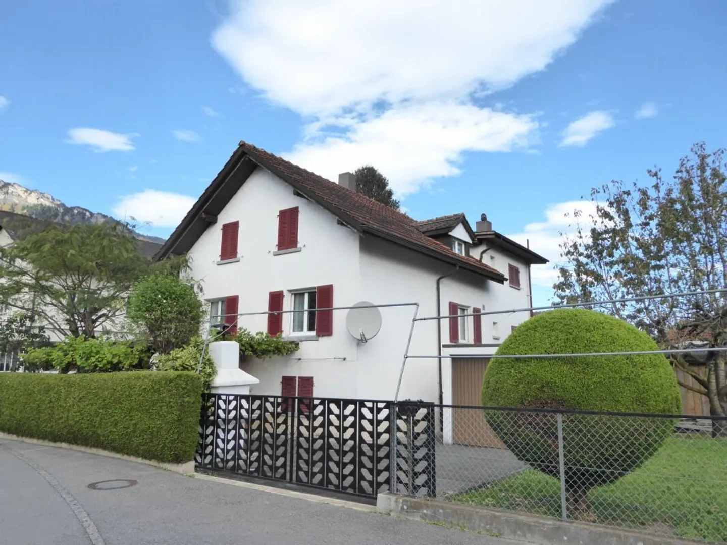 Detached 7 1/2-room single-family house with land reserve - Photo 1 of 21