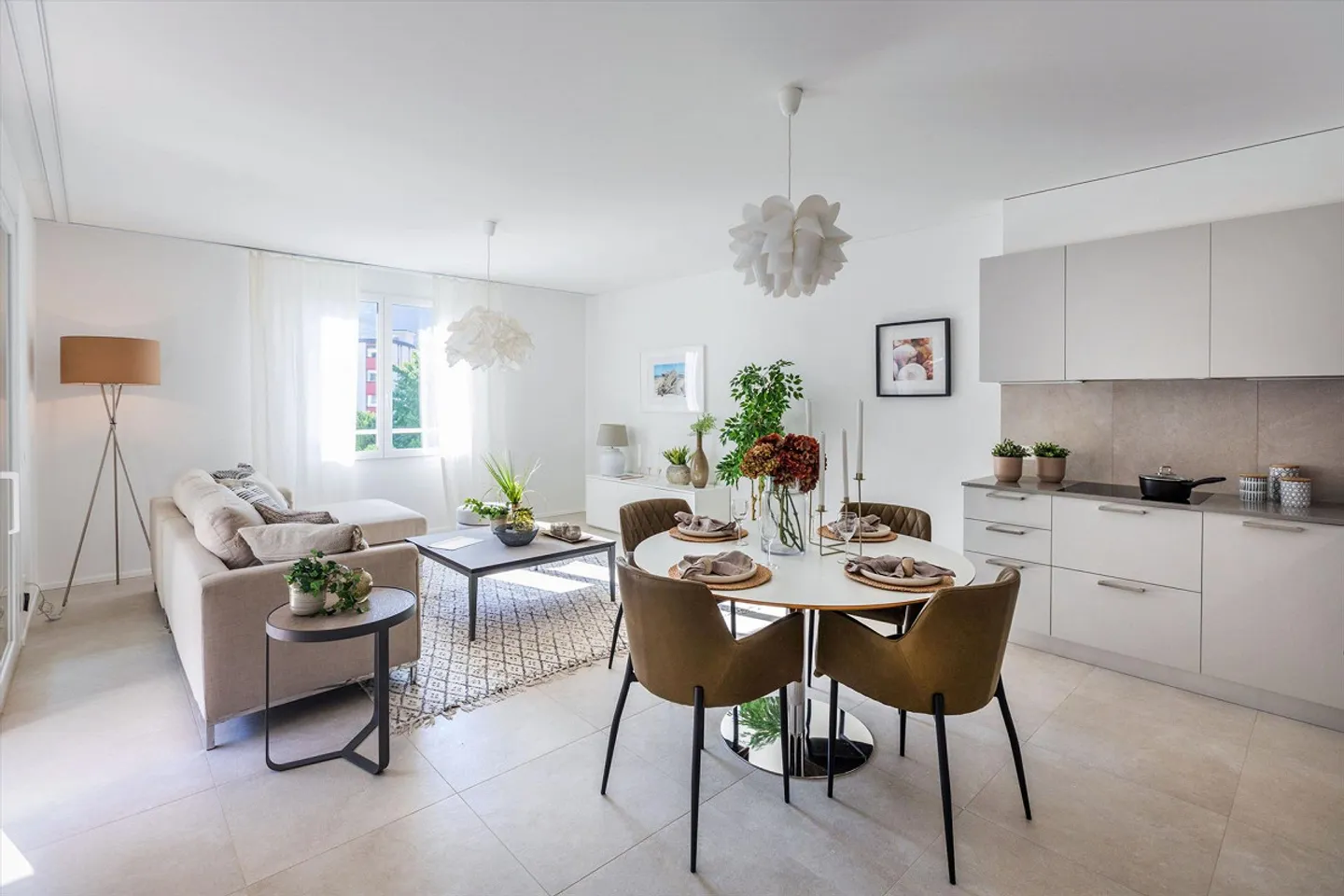 Modern apartment in an ideal location for commuting - Photo 4 of 10