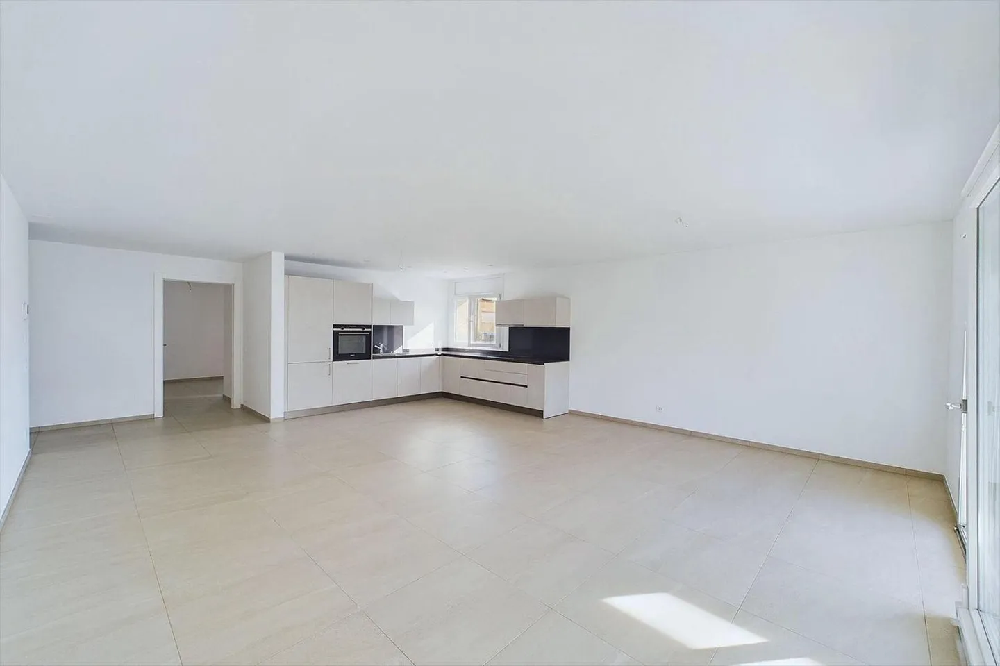 3.5 Room Apartment - Photo 6 of 10