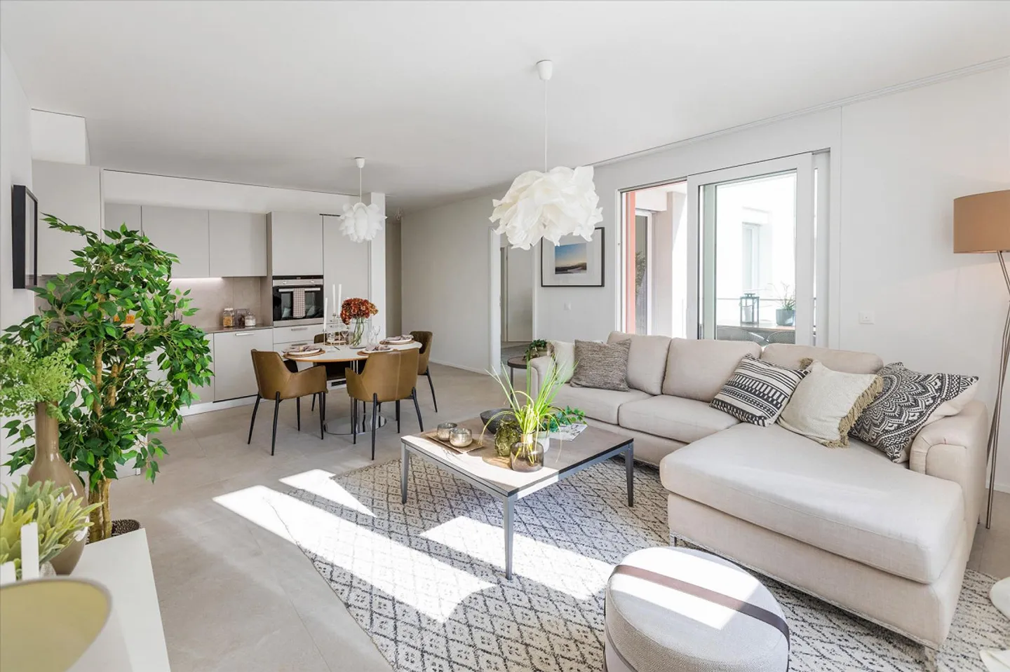 Modern apartment in an ideal location for commuting - Photo 3 of 10