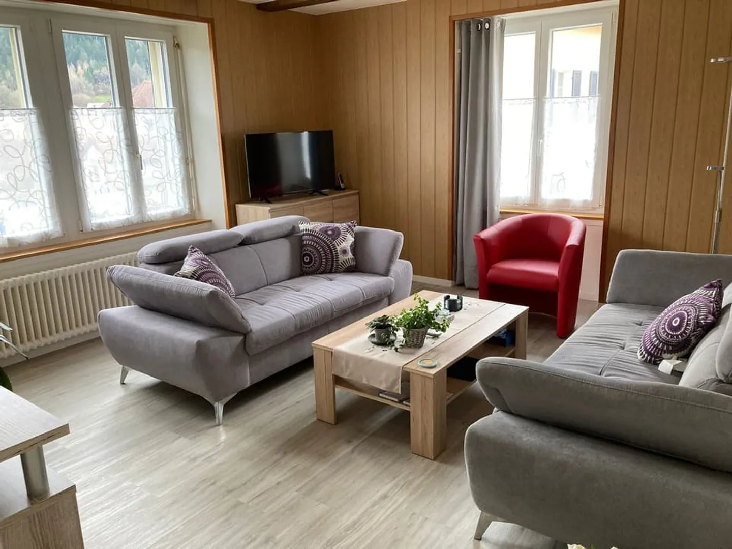 Bright furnished 3-room apartment (possibility to remove the furniture) - Photo 1 of 8