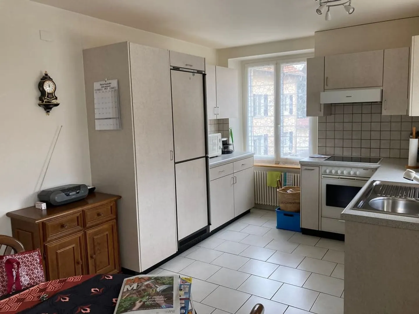 Bright furnished 3-room apartment (possibility to remove the furniture) - Photo 2 of 8