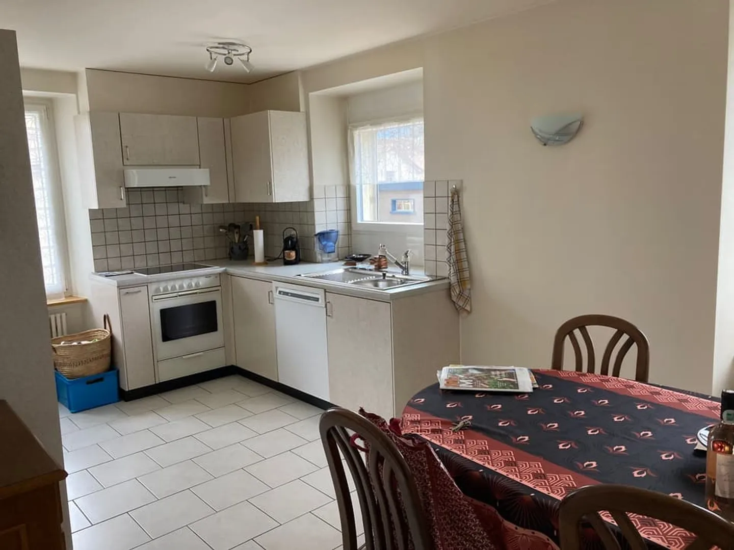 Bright furnished 3-room apartment (possibility to remove the furniture) - Photo 3 of 8