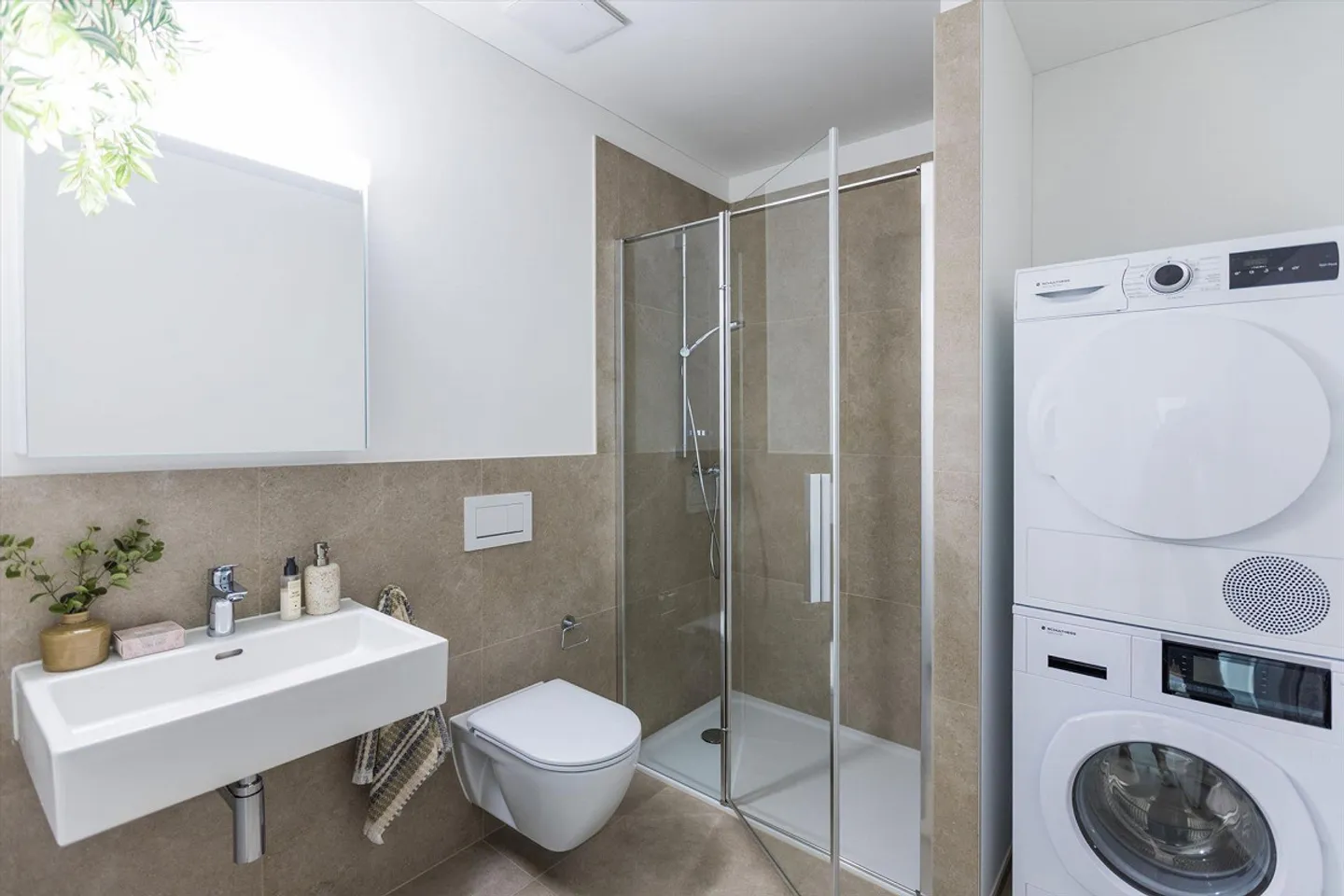 Modern apartment in an ideal location for commuting - Photo 7 of 10