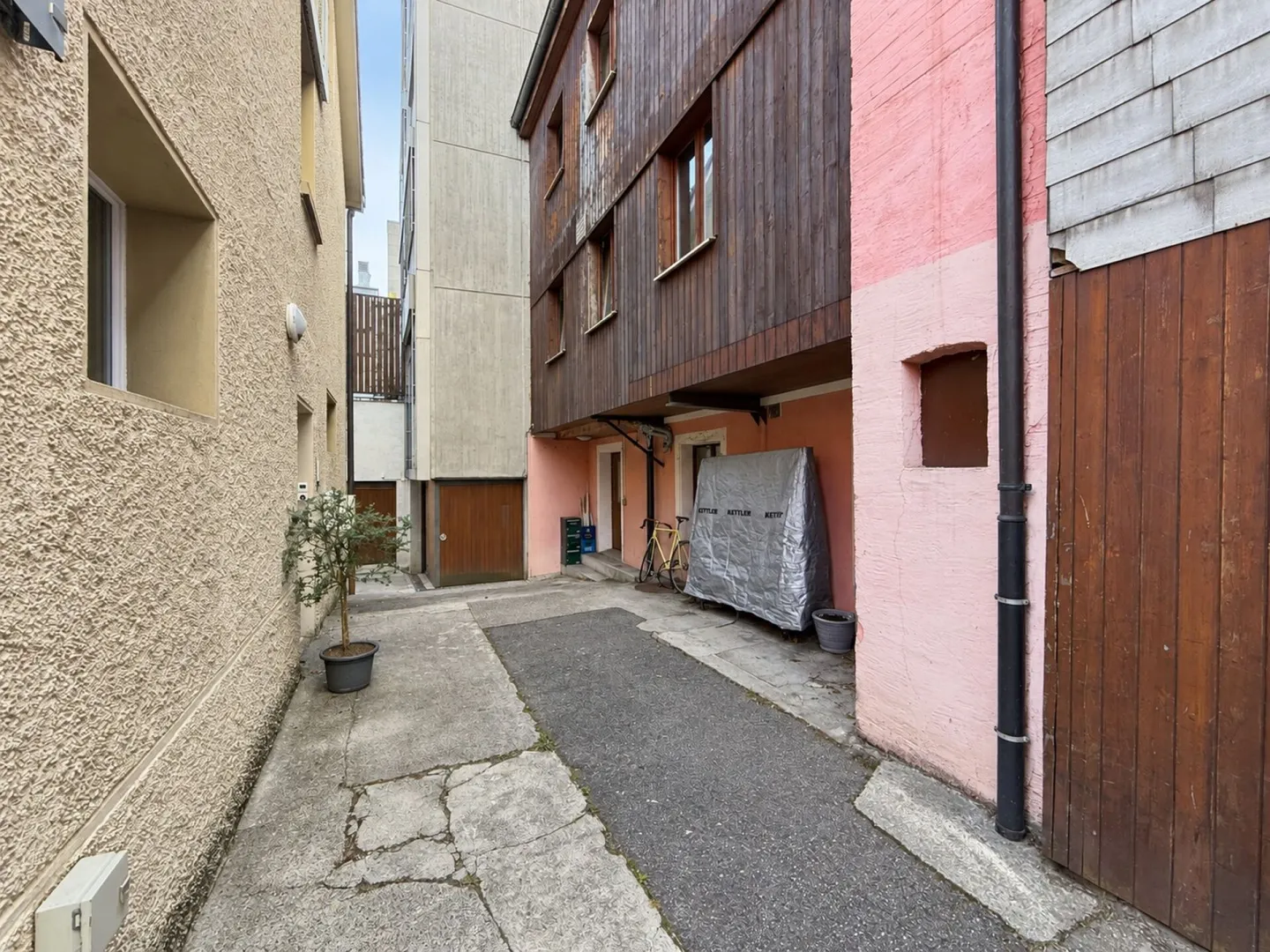 Renovation-Required Residential/Commercial Building in the Heart of Olten - Photo 16 of 17