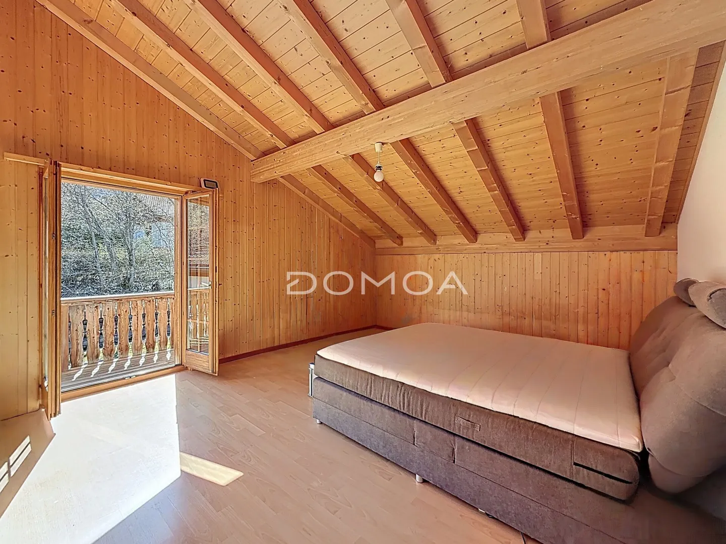 Authentisches Chalet mit freiem Blick und großem Grundstück - Foto 4 von 9