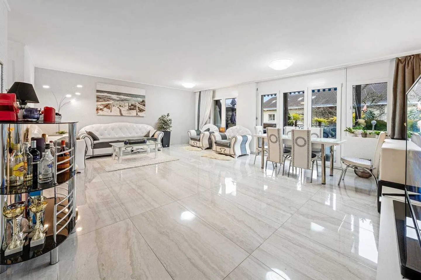 Spacious Ground Floor Apartment - Photo 4 of 13