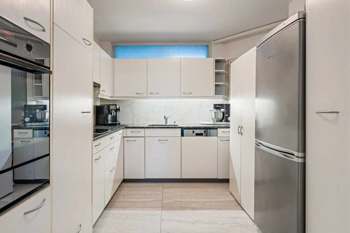 Spacious Ground Floor Apartment - Photo 8 of 13