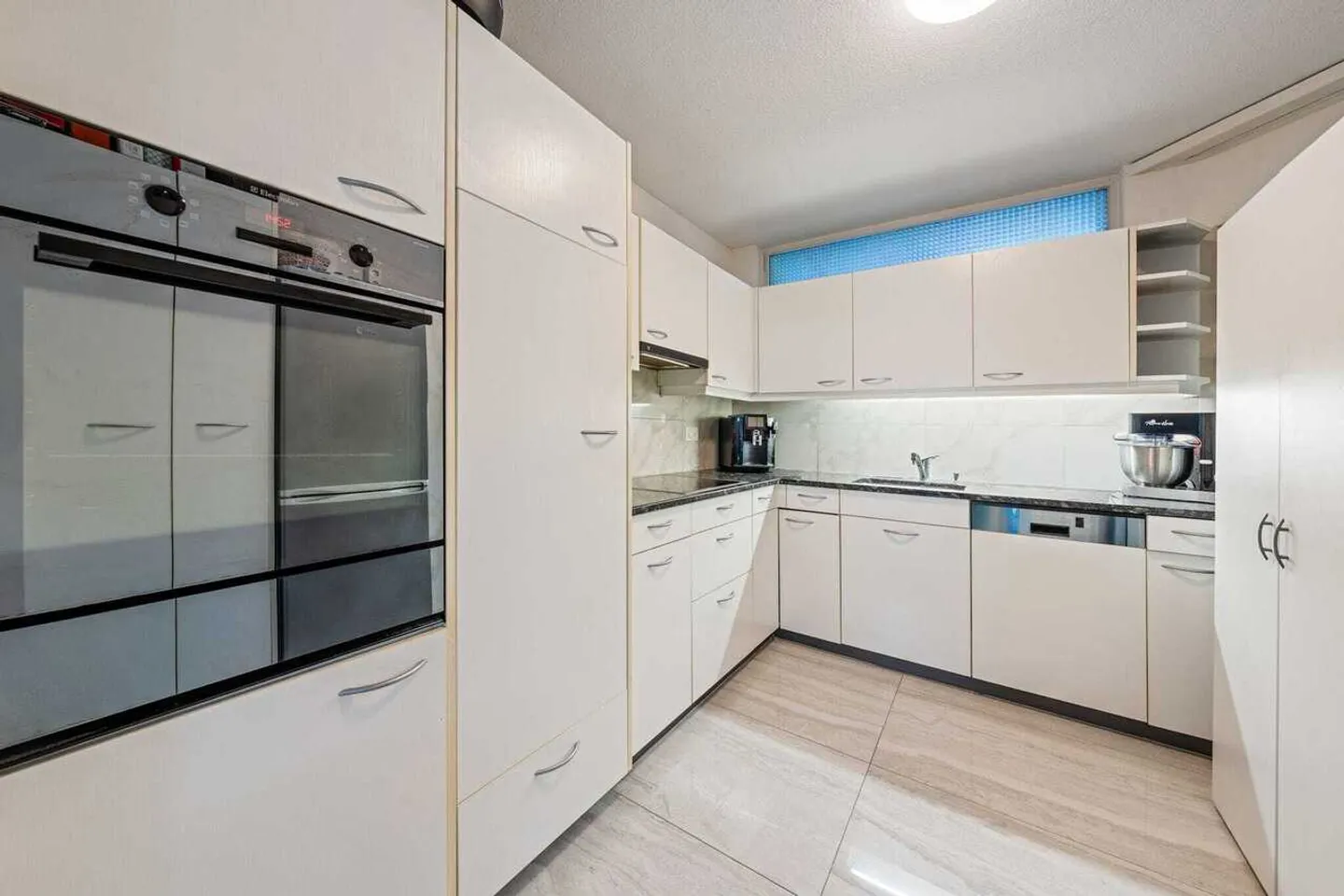 Spacious Ground Floor Apartment - Photo 6 of 13