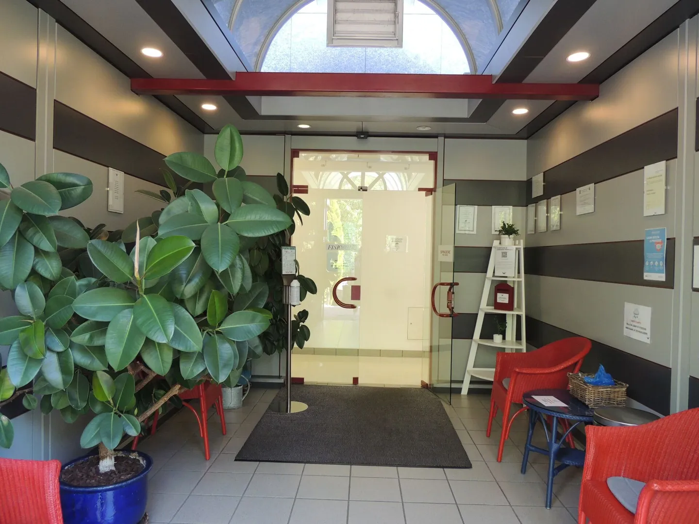SPAZIO COMMERCIALE CON AMPIE VETRATE (ricerca subentrante) - Foto 3 di 22