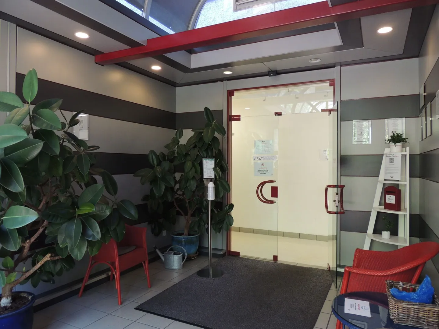 SPAZIO COMMERCIALE CON AMPIE VETRATE (ricerca subentrante) - Foto 5 di 22