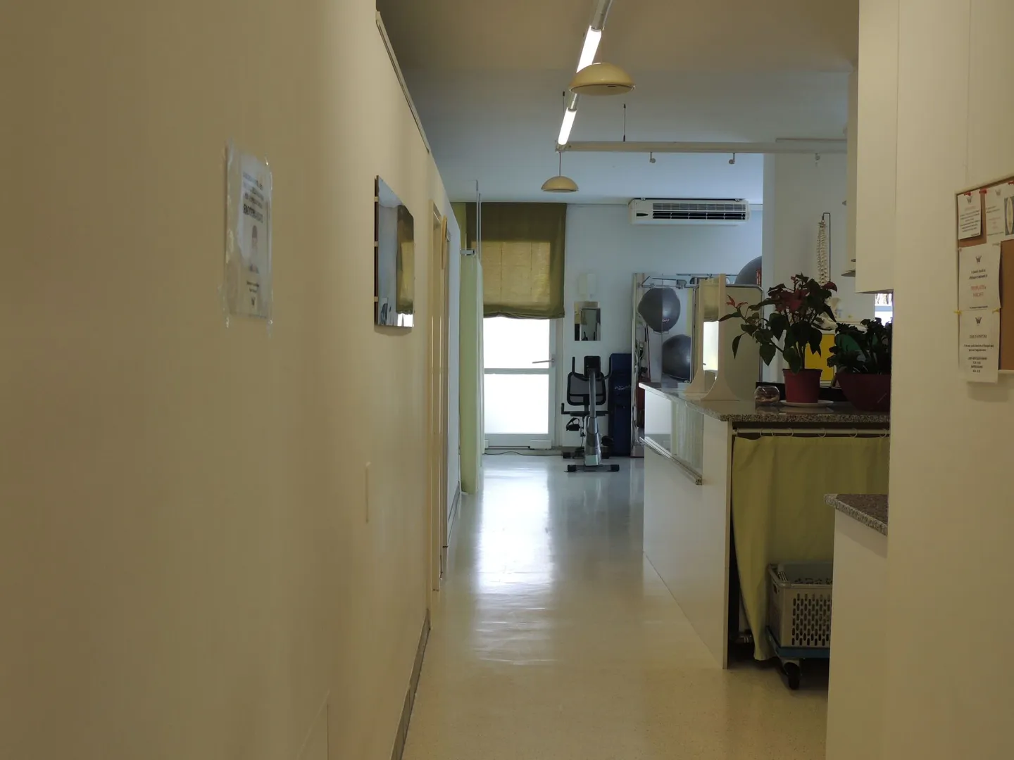 SPAZIO COMMERCIALE CON AMPIE VETRATE (ricerca subentrante) - Foto 7 di 22