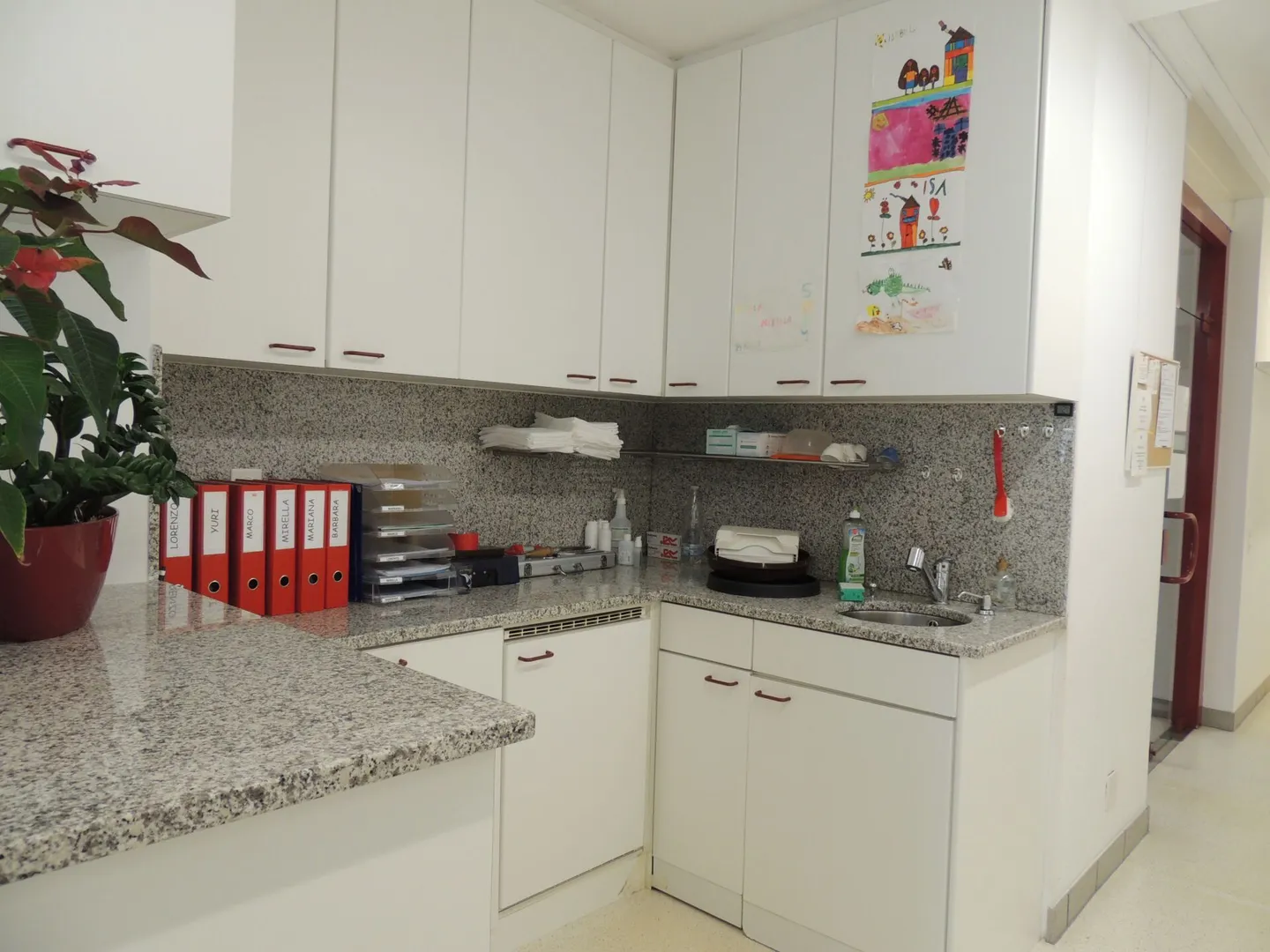 SPAZIO COMMERCIALE CON AMPIE VETRATE (ricerca subentrante) - Foto 12 di 22