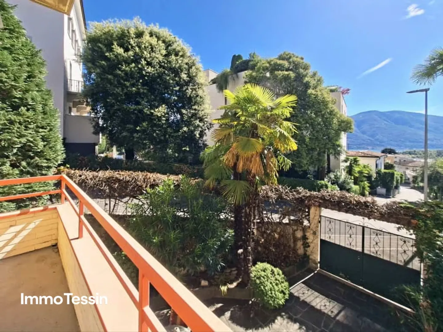 Top Preis & Zweitwohnsitz: Renovierte Ferienwohnung an bester Lage mit Seesicht und nahe der Promenade von Locarno - Foto 2 di 13