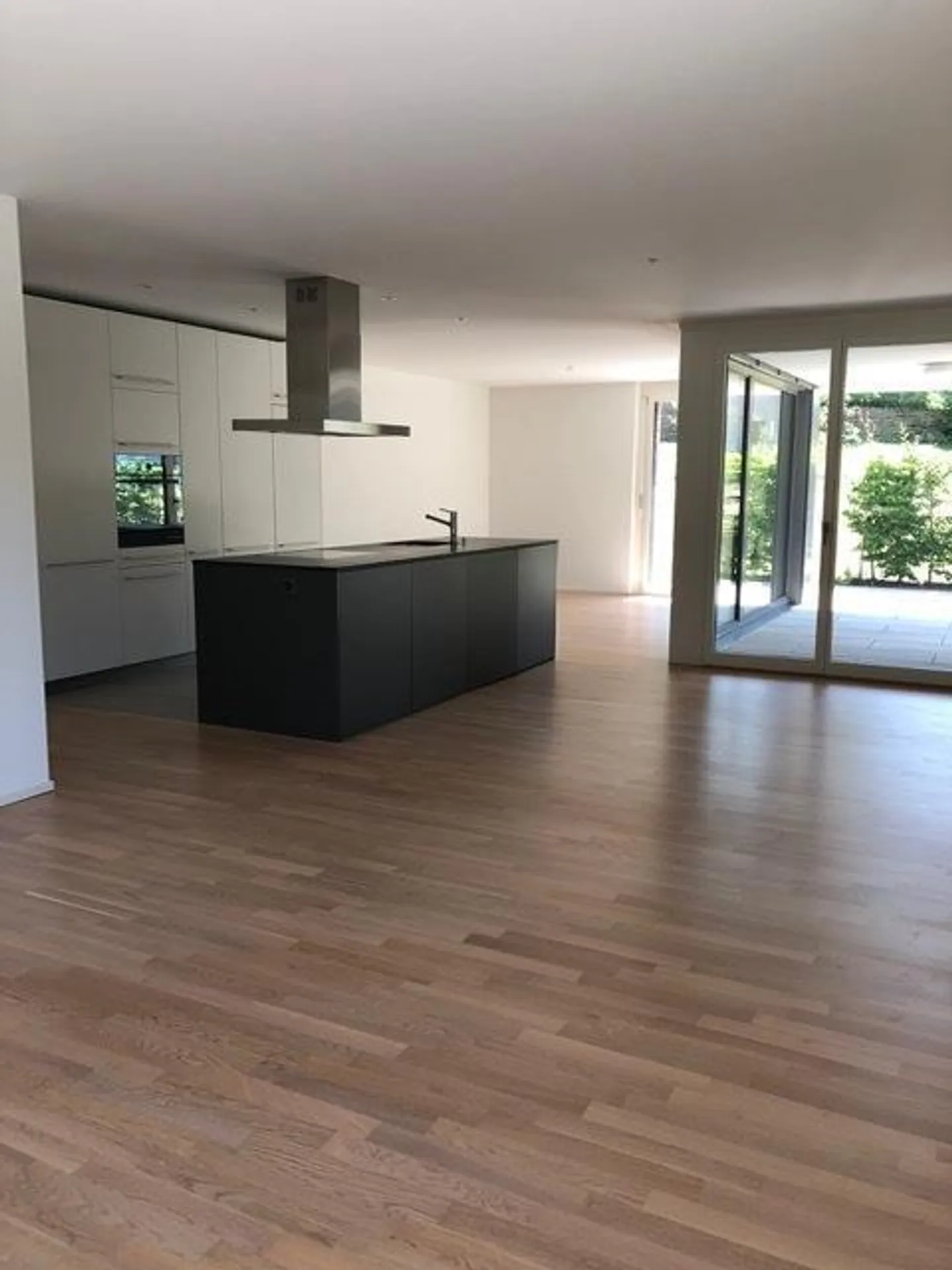 Spacious, bright apartment with balcony and 2 bathrooms - Photo 3 of 9