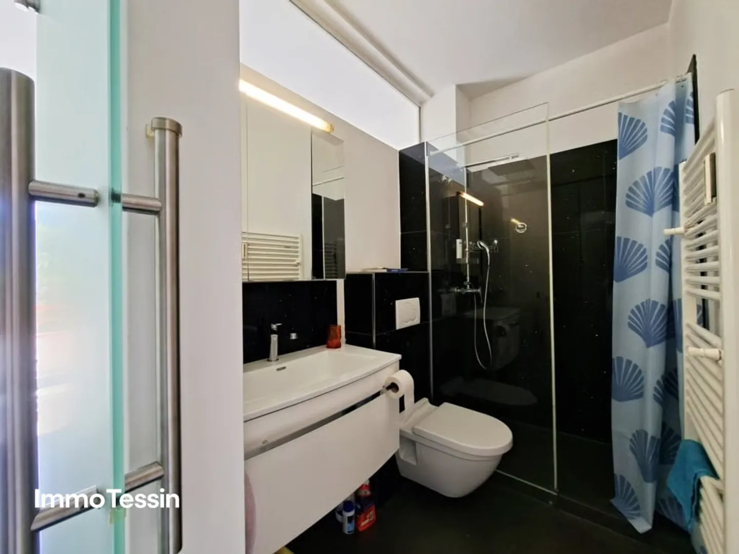 Top Preis & Zweitwohnsitz: Renovierte Ferienwohnung an bester Lage mit Seesicht und nahe der Promenade von Locarno - Foto 10 di 13
