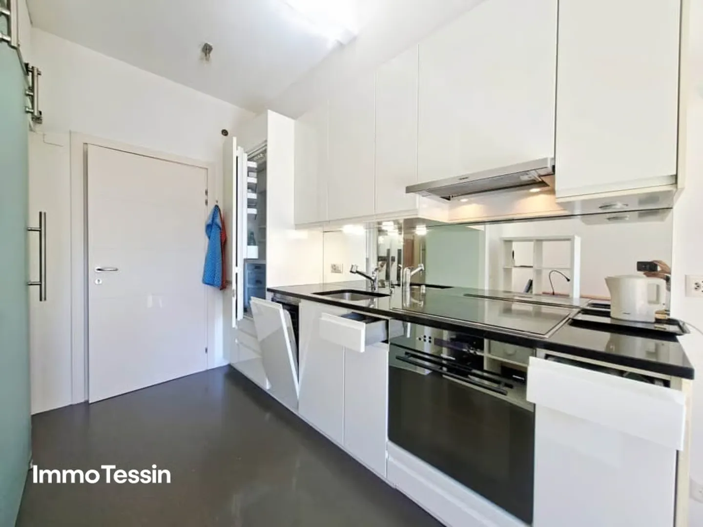 Top Preis & Zweitwohnsitz: Renovierte Ferienwohnung an bester Lage mit Seesicht und nahe der Promenade von Locarno - Foto 11 di 13