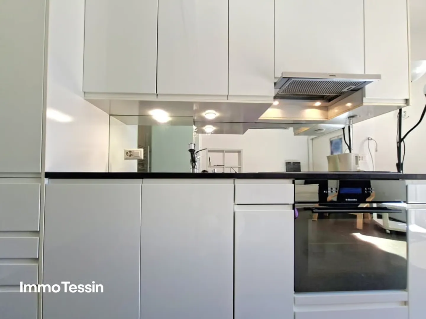 Top Preis & Zweitwohnsitz: Renovierte Ferienwohnung an bester Lage mit Seesicht und nahe der Promenade von Locarno - Foto 12 di 13