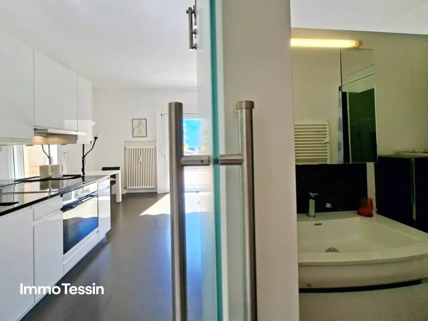Top Preis & Zweitwohnsitz: Renovierte Ferienwohnung an bester Lage mit Seesicht und nahe der Promenade von Locarno - Foto 13 di 13
