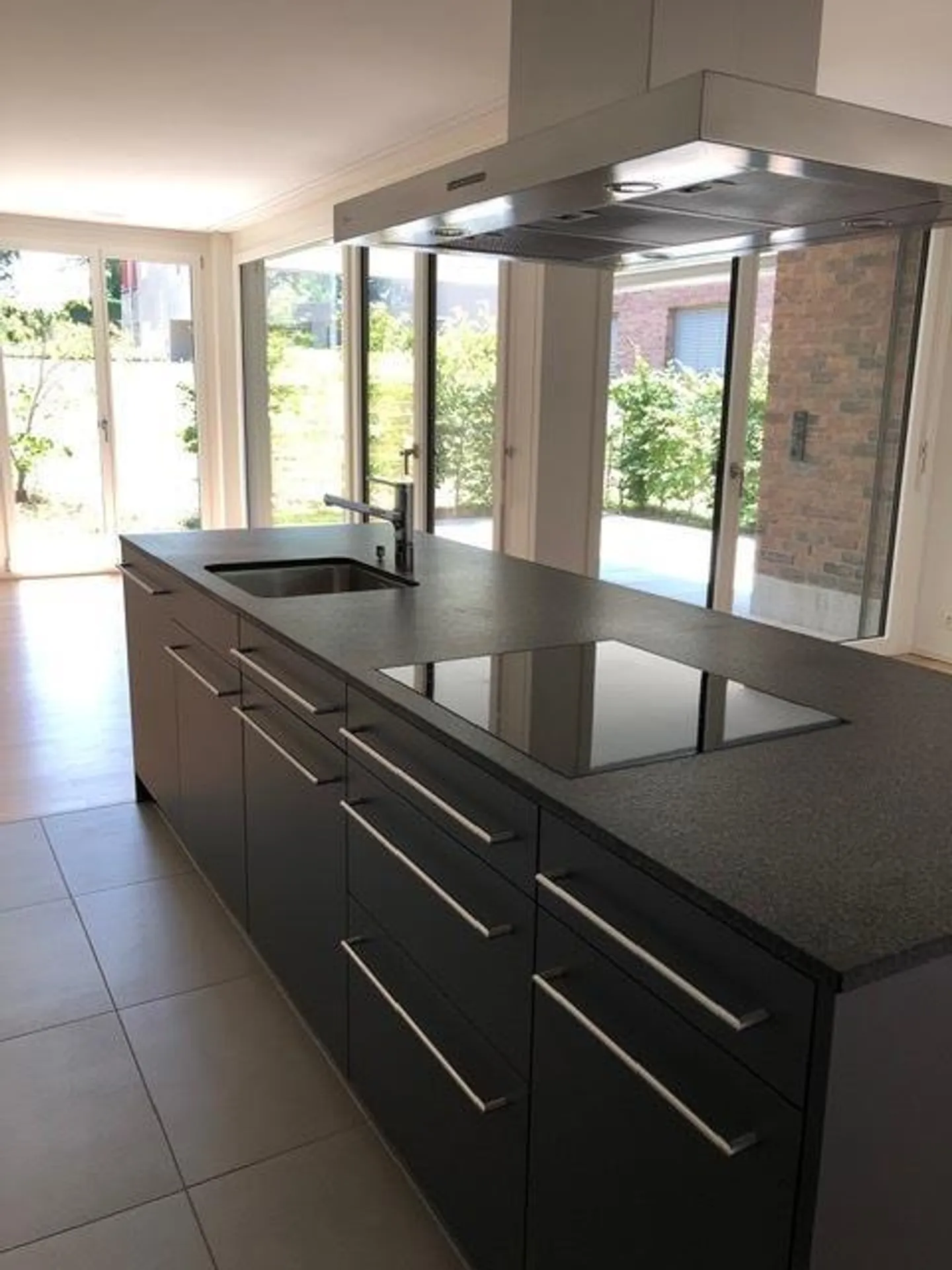 Spacious, bright apartment with balcony and 2 bathrooms - Photo 2 of 9