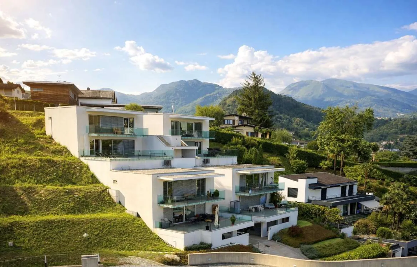 Modern Apartment with Terrace - Photo 2 of 18