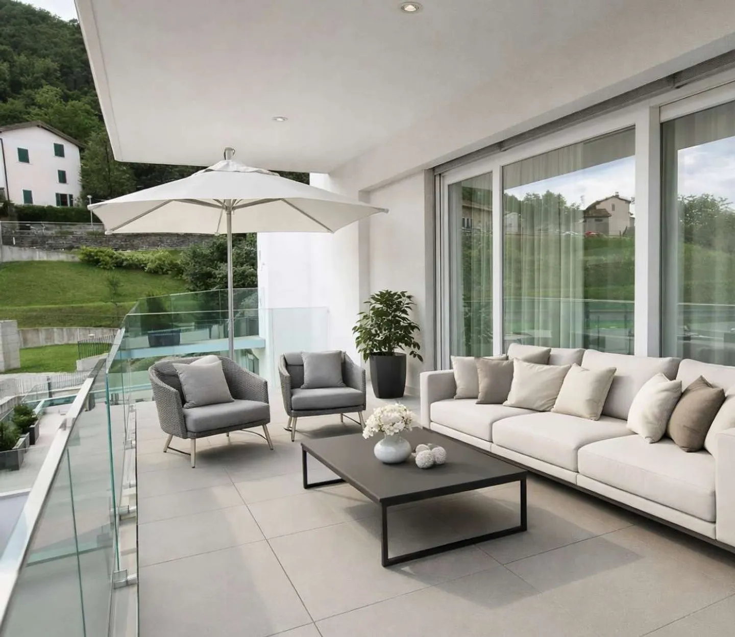 Modern Apartment with Terrace - Photo 3 of 18