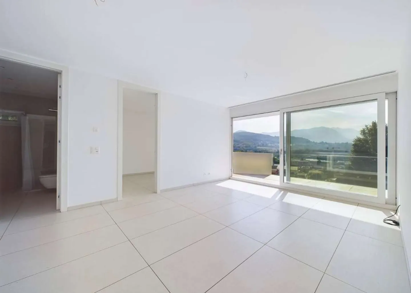 Modern Apartment with Terrace - Photo 5 of 18