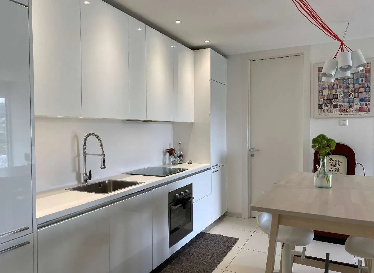 Modern Apartment with Terrace - Photo 6 of 18