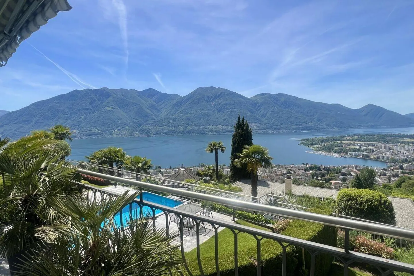 TOP LOCATION with 180° lake view - Exclusive apartment with separate guest area and communal pool - Photo 1 of 30