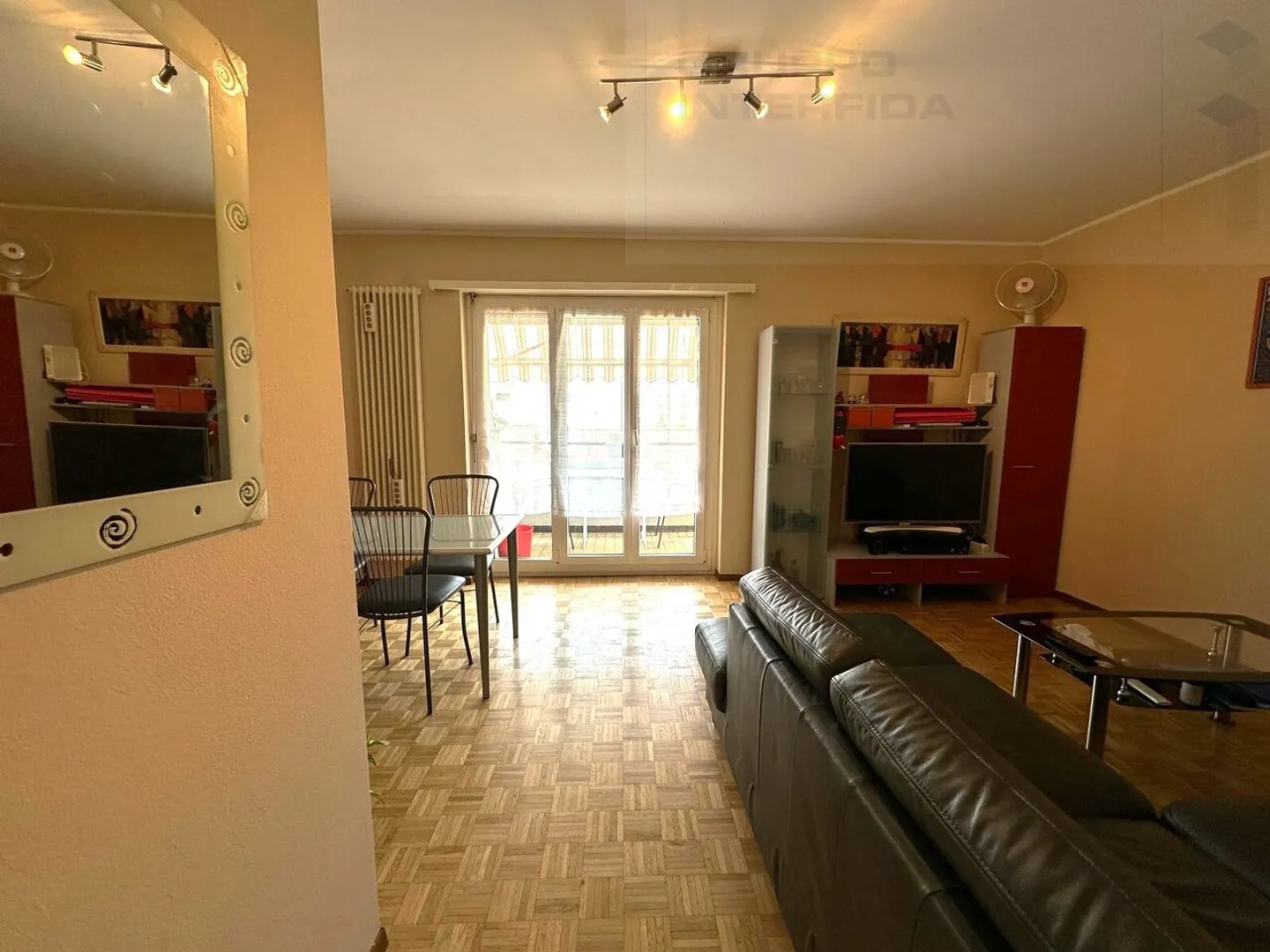 Komfortables 2.5-Zimmer-Apartment mit Terrasse in Stabio - Foto 2 von 5