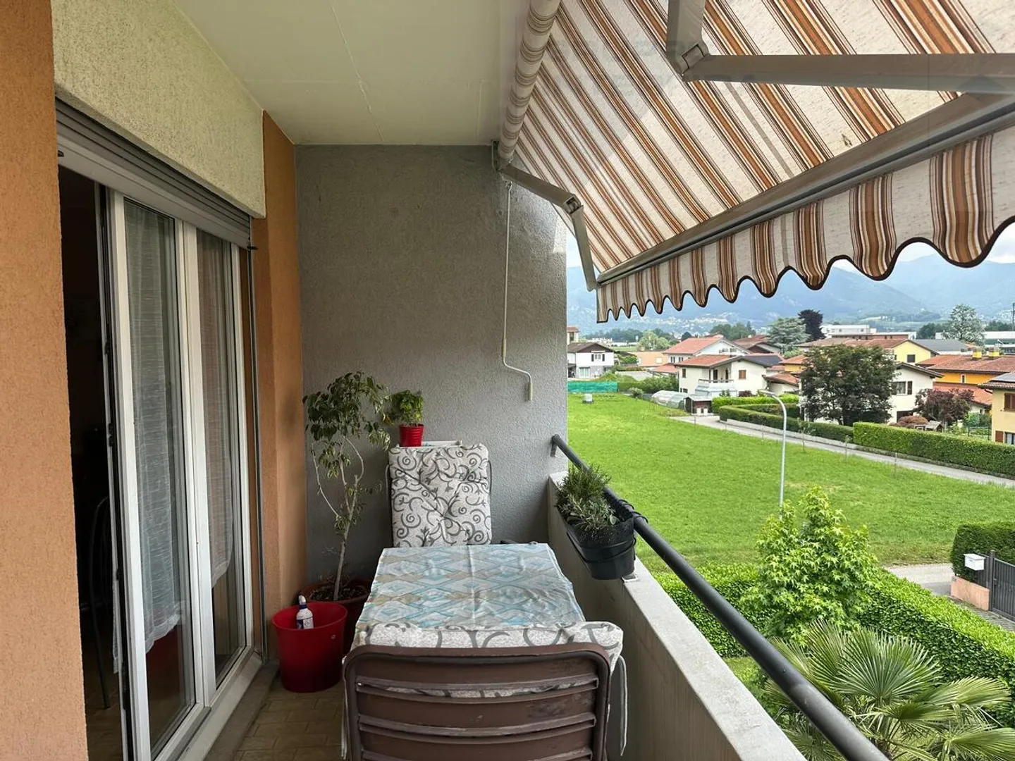 Komfortables 2.5-Zimmer-Apartment mit Terrasse in Stabio - Foto 3 von 5