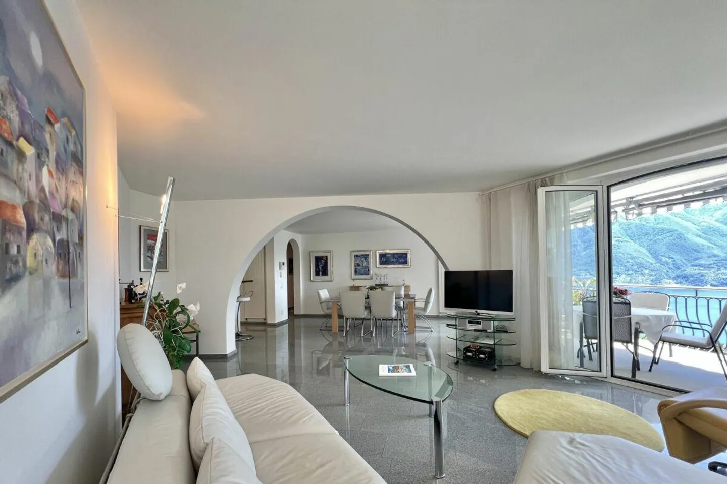 TOP LOCATION with 180° lake view - Exclusive apartment with separate guest area and communal pool - Photo 3 of 30