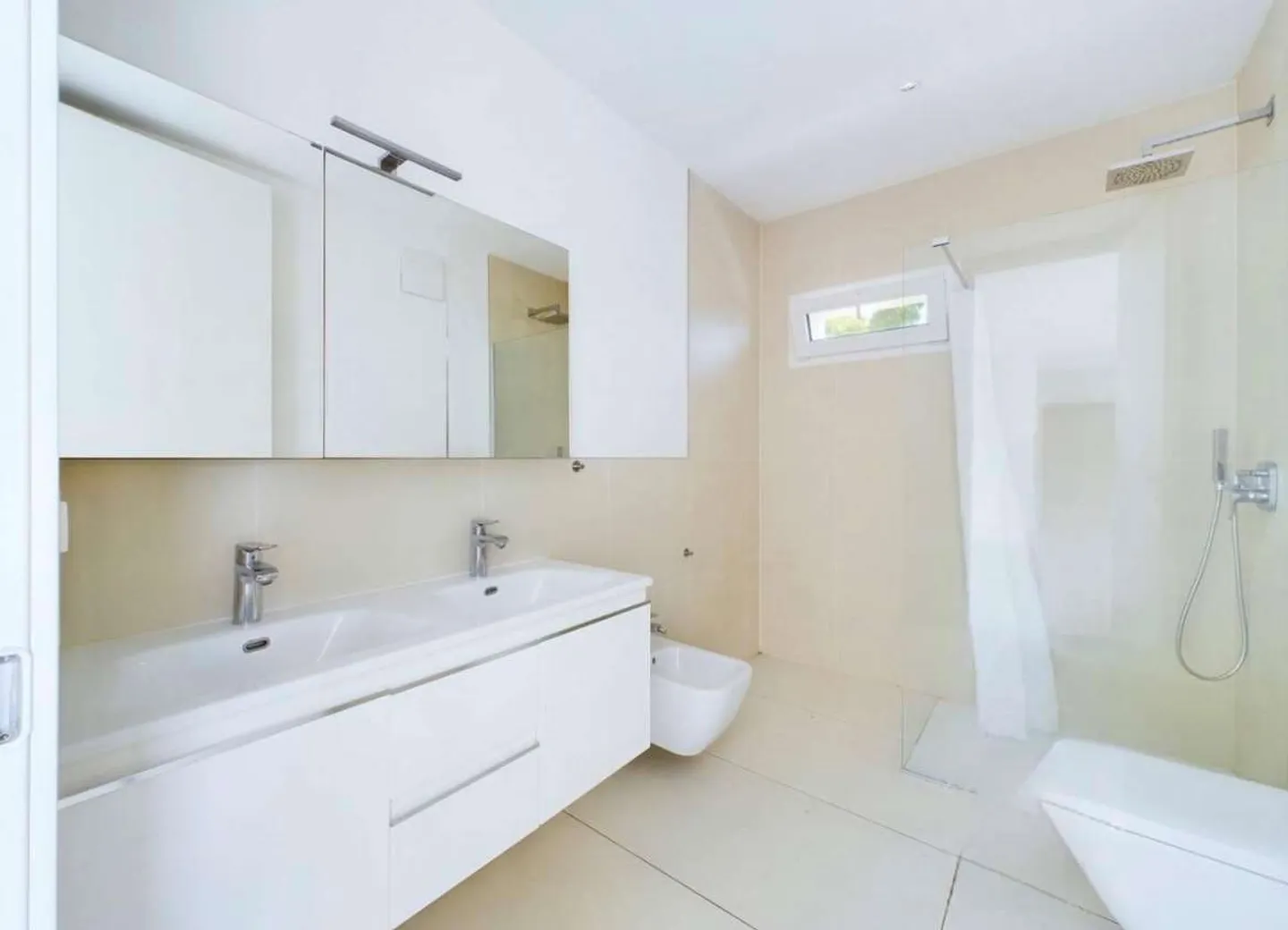 Modern Apartment with Terrace - Photo 8 of 18