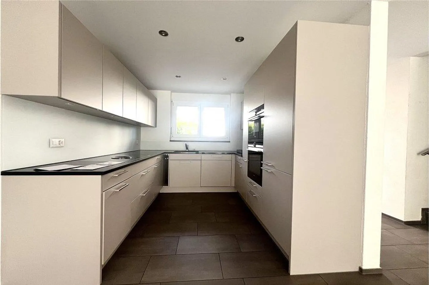Charmantes neuwertiges Reihenmittelhaus in ländlicher Gegend und trotzdem in Stadt Nähe - Foto 2 von 12