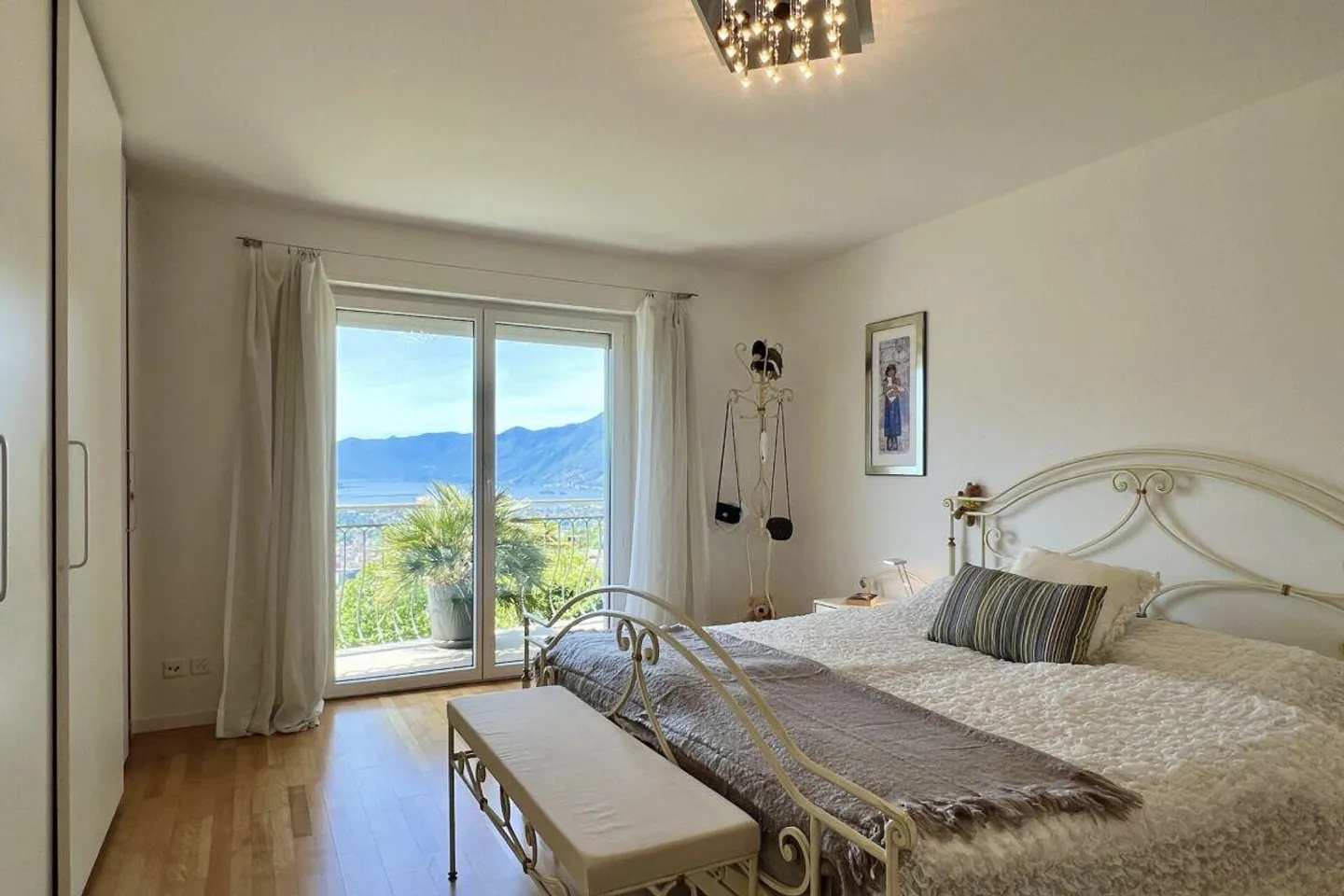 TOP LOCATION with 180° lake view - Exclusive apartment with separate guest area and communal pool - Photo 10 of 30