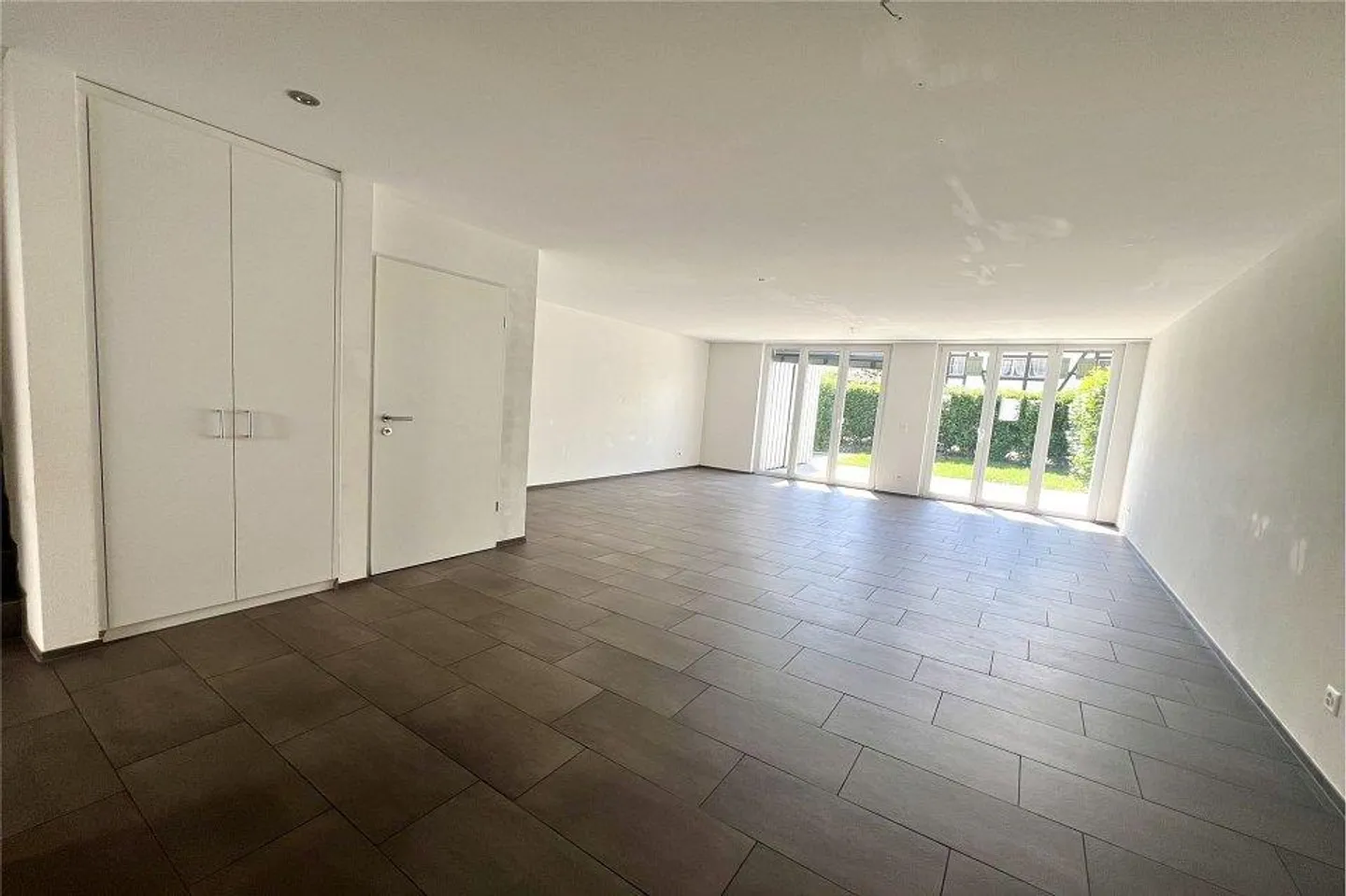Charmantes neuwertiges Reihenmittelhaus in ländlicher Gegend und trotzdem in Stadt Nähe - Foto 3 von 12