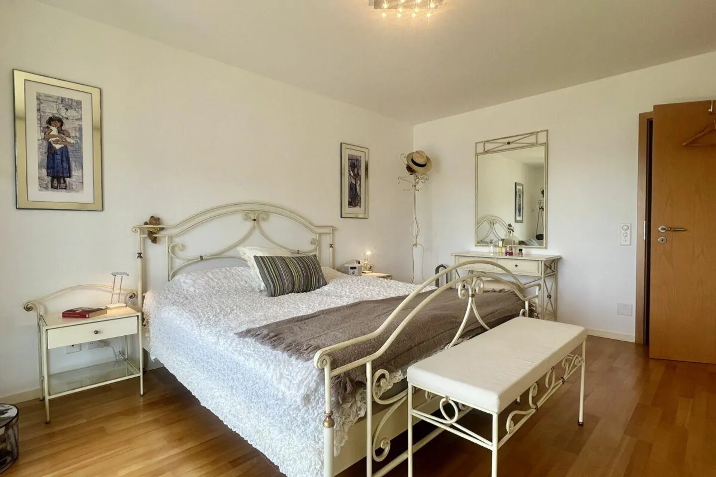 TOP LOCATION with 180° lake view - Exclusive apartment with separate guest area and communal pool - Photo 12 of 30