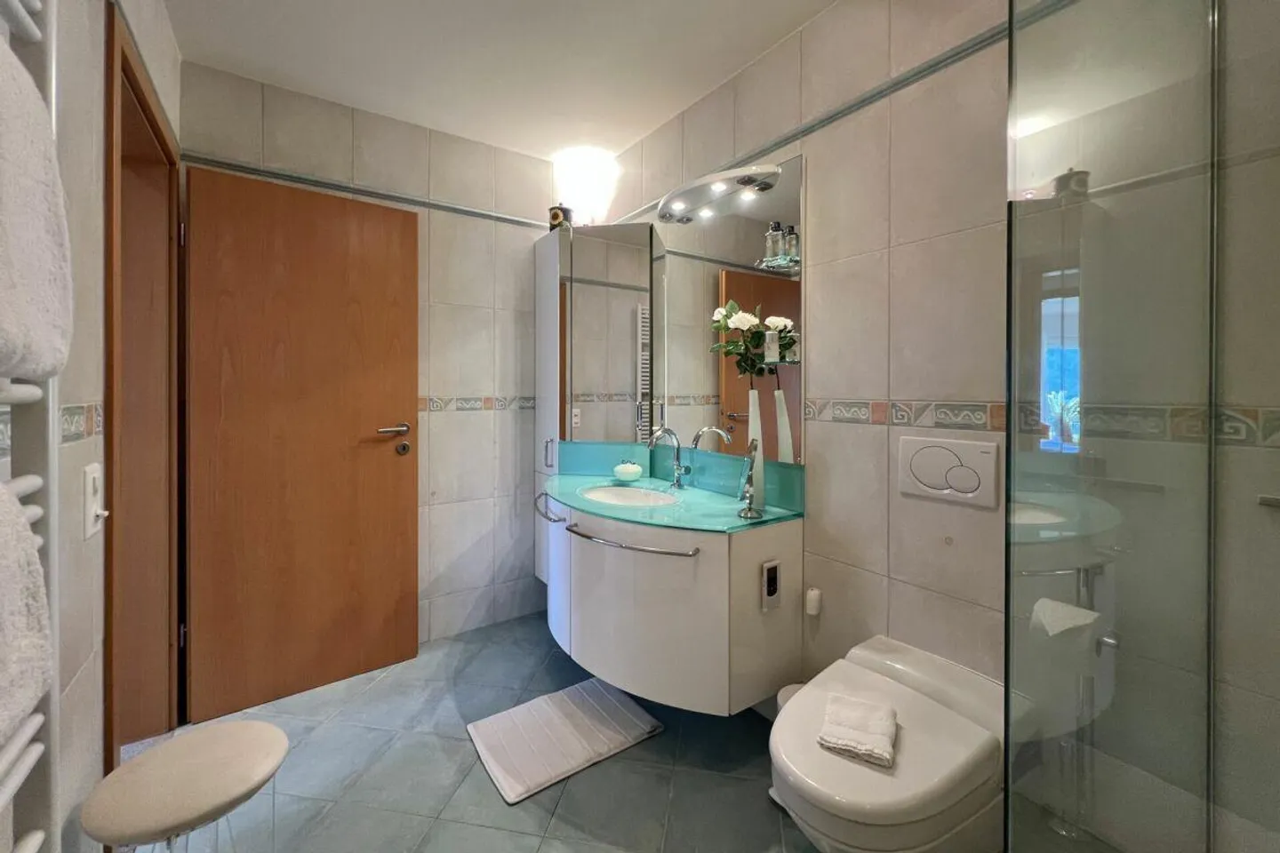 TOP LOCATION with 180° lake view - Exclusive apartment with separate guest area and communal pool - Photo 13 of 30