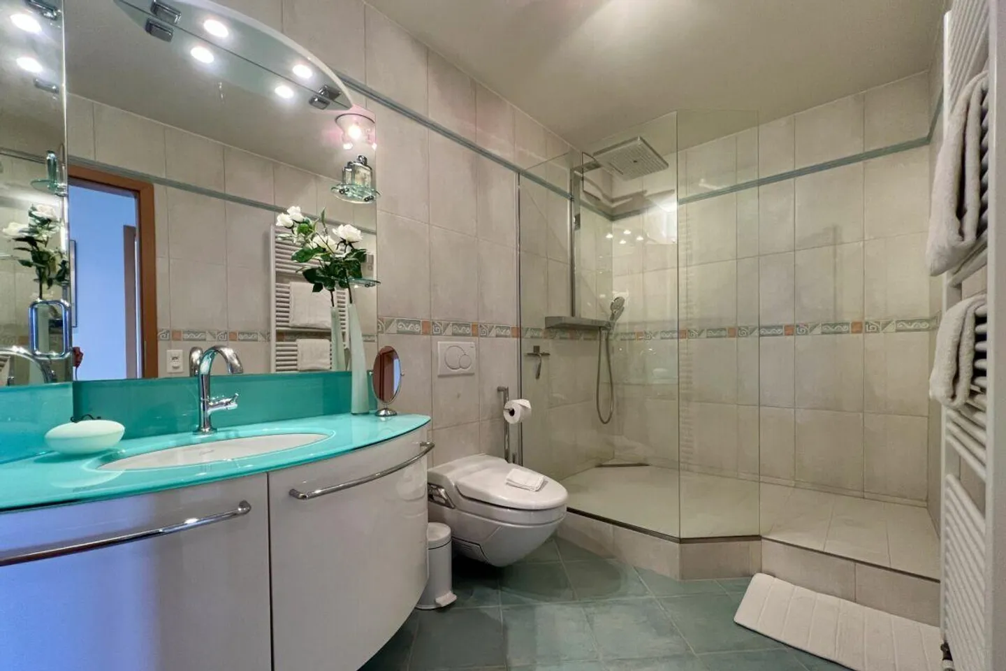 TOP LOCATION with 180° lake view - Exclusive apartment with separate guest area and communal pool - Photo 14 of 30