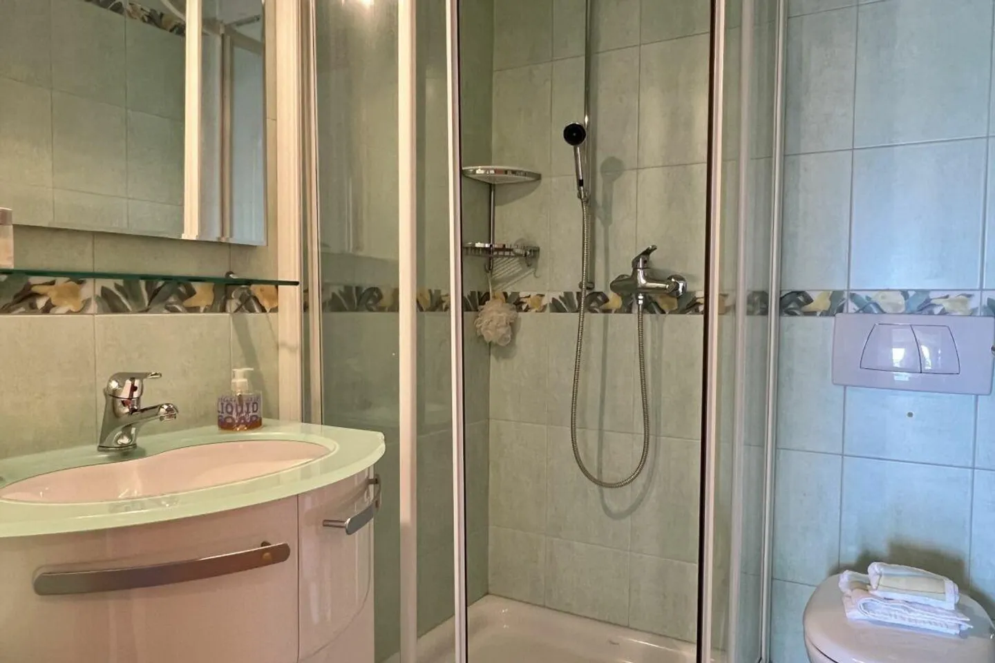 TOP LOCATION with 180° lake view - Exclusive apartment with separate guest area and communal pool - Photo 19 of 30